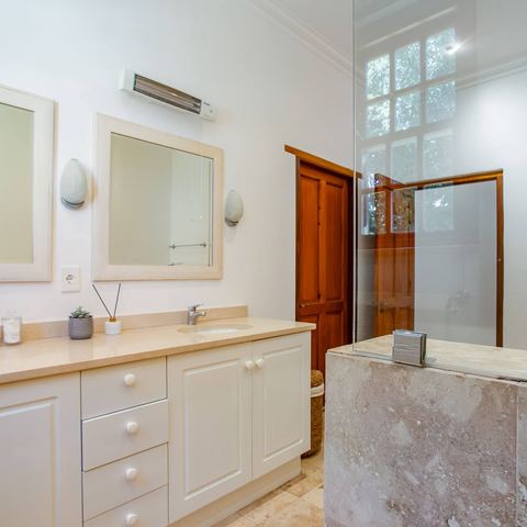 En-suite bathroom with double vanity